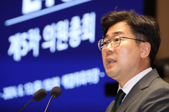 박찬대 더불어민주당 원내대표가 13일 오전 서울 여의도 국회에서 열린 정책 의원총회에서 발언하고 있다. <연합뉴스>